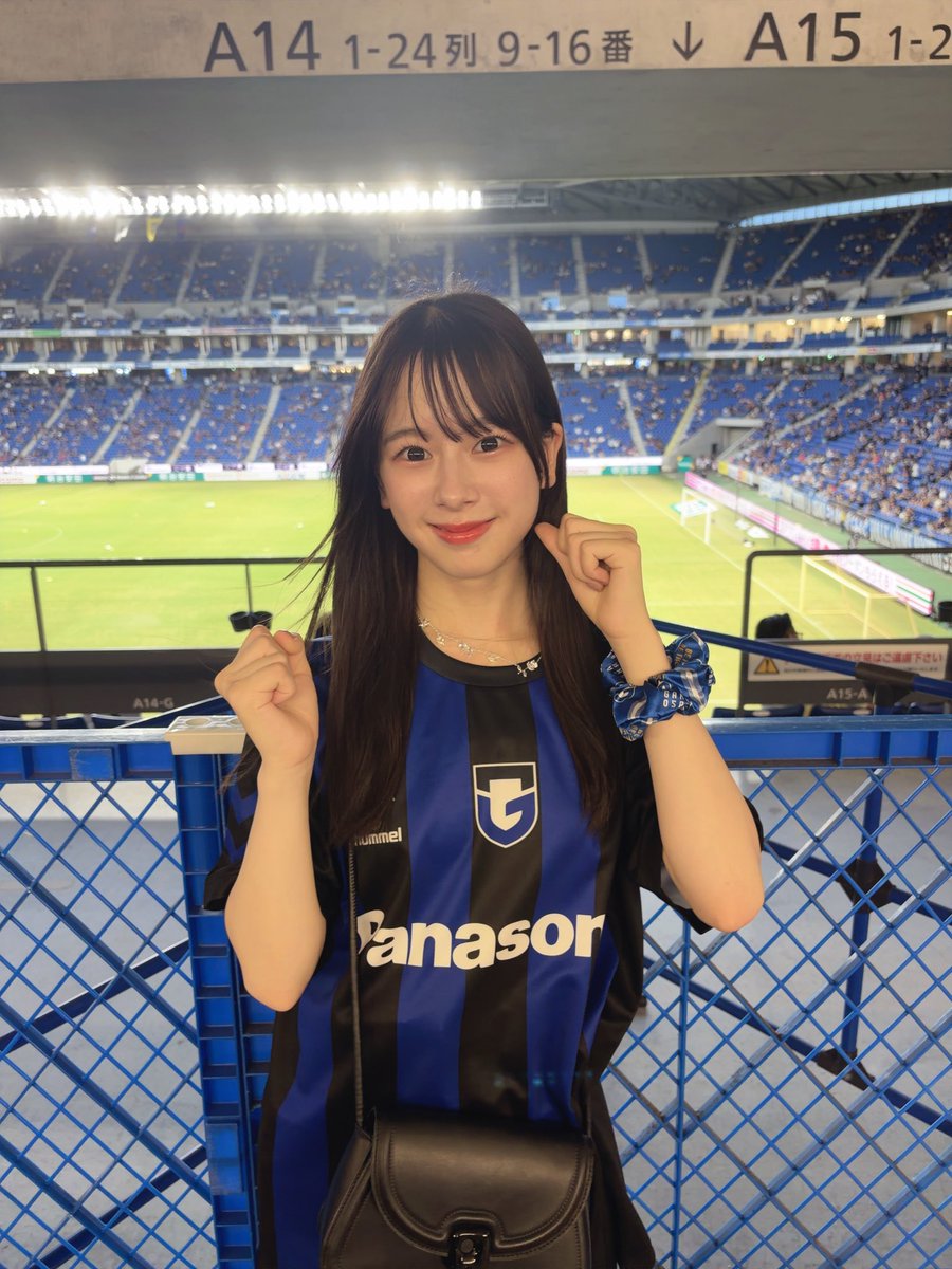aobara_yuka's tweet photo. #ガンバ大阪 vs #FC東京 に本日観戦してきました⚽💙🖤

ずっと行きたかった念願のガンバ大阪さんの試合！とても空気感に圧倒されました❤️‍🔥無我夢中で応援！これからもっとお勉強して1人前のガンバサポーターになりたいと思います☺️✨ https://t.co/K2mvbt5wfV