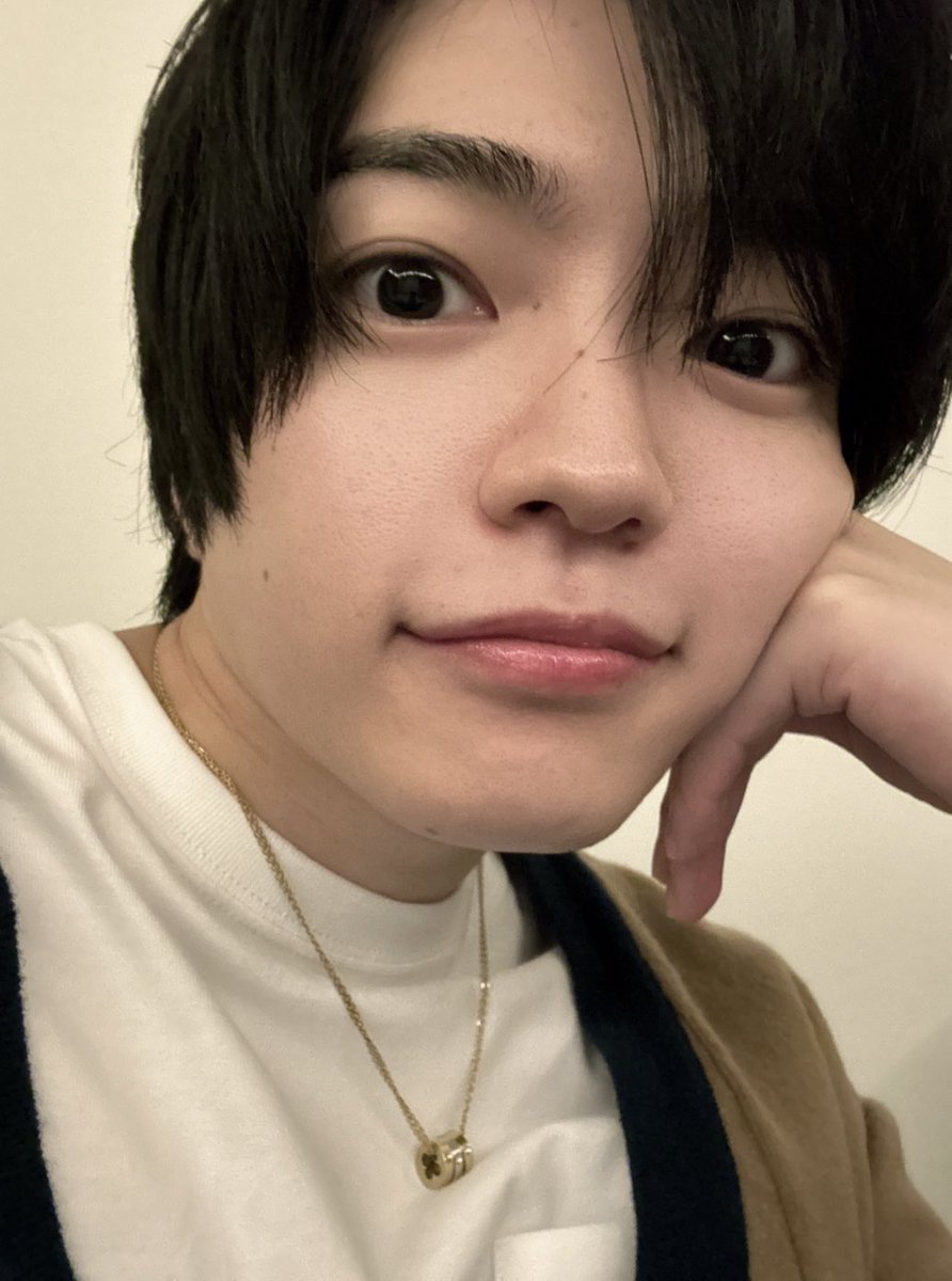 mami04_N's tweet photo. あ、、あの
あんまり声を大にして言えないんですが…
大吾くん、そろそろ黒髪に戻りませんか〜😭？
もちろん、金髪も好きなんですが！！！
(※ここ大事❗️❗️)
ちょーーーっと黒髪大吾くんが恋しくて🥹
ただ、お仕事の都合というのであれば
気長に待ってます🥲🫶🏻❤️
 
#西畑大吾 https://t.co/OinrMoLBth