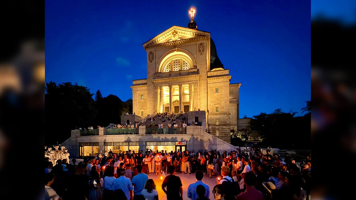 CedarsAndSaints's tweet photo. SOMETHING IS HAPPENING IN QUEBEC:

Young Catholics are gathering every week outside Saint Joseph’s Oratory to pray the Rosary for the renewal of the faith in Quebec.

They’ve committed to praying for 1,000 days.

During one gathering, a downpour lasted almost the entire Rosary.

Now the movement is spreading to Quebec City and Trois-Rivières. Catholic Quebec is not dead! ✝️🇨🇦