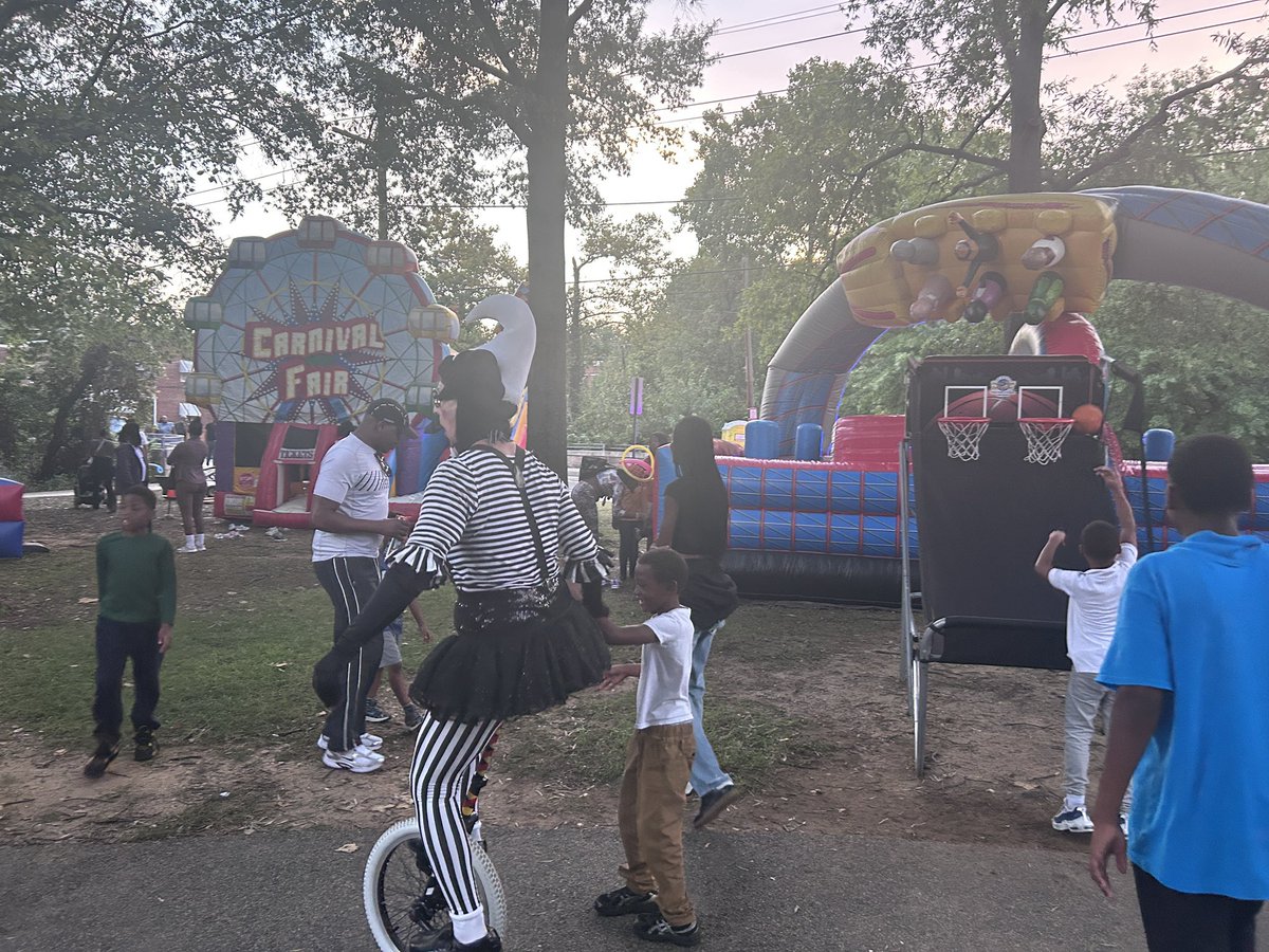 OPinDC's tweet photo. We had the best time at @DCArtAllNight in Deanwood! Office of Planning staff talked about our projects in Ward 7 and how to get involved.
#artallnight #washingtondc #dcnative https://t.co/vtvhnkUhHK