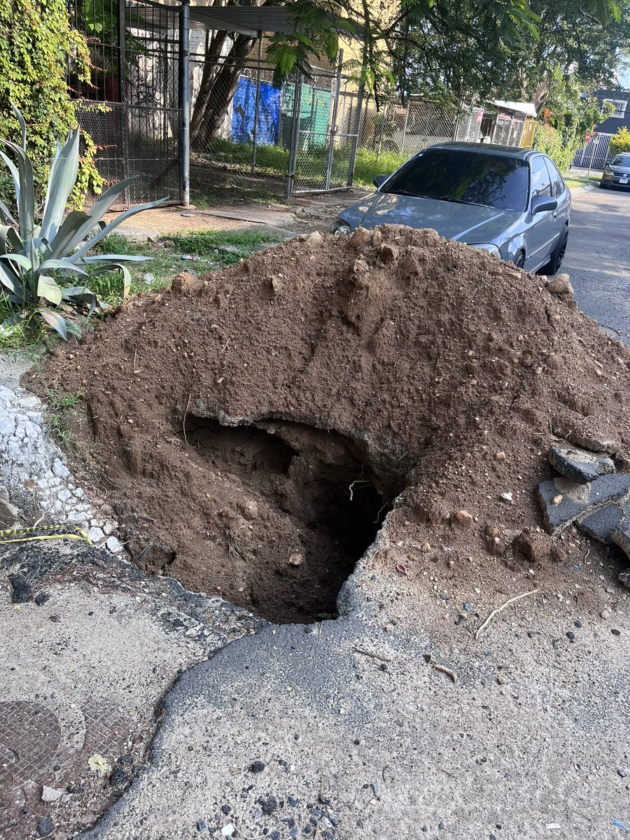 vaneuras's tweet photo. Y cumplió más de un mes que se reparó la fuga y aún no se tapa el agujero,@siapagdl hay reportes y no hay respuesta @PCJalisco no sabemos si corra peligro de hundirse por los coches que pasan @ZapopanGob en calle gral Agustín Olachea  entre Rayón y Epigmenio preciado, col Seattle https://t.co/DlI7w5j0pm