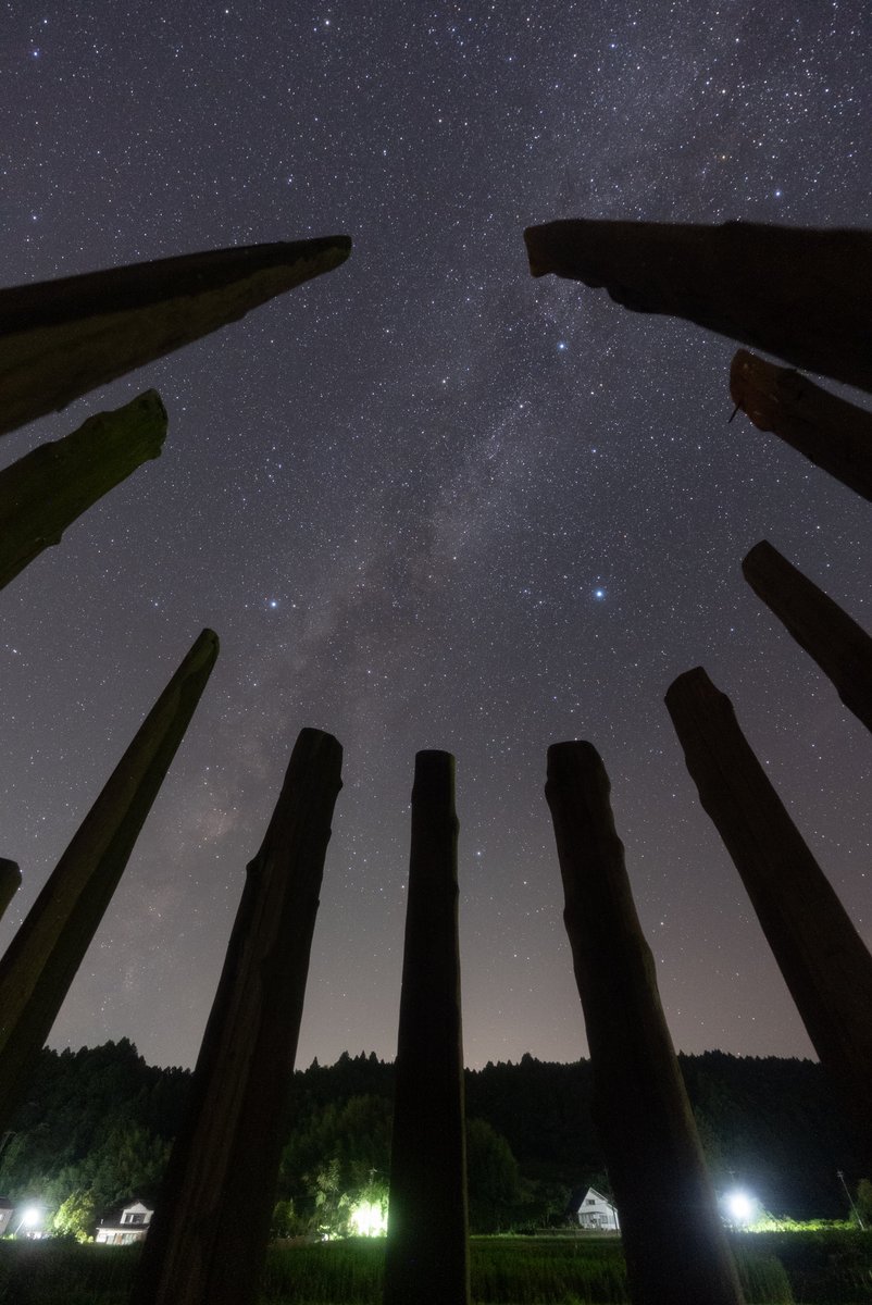 man_ten_bo_shi's tweet photo. 先日撮影した能登の星空です。
場所は石川県能登町の真脇遺跡です。
ここには縄文時代の円形に並んだ柱「環状木柱列」が再現されています。ストーンヘンジのようですね。
来週中頃までは月明かりの影響がありません。
全国的に曇りの日が多そうですが、もし晴れましたらのんびり星空を眺めてみましょう https://t.co/64w0BoHxcM