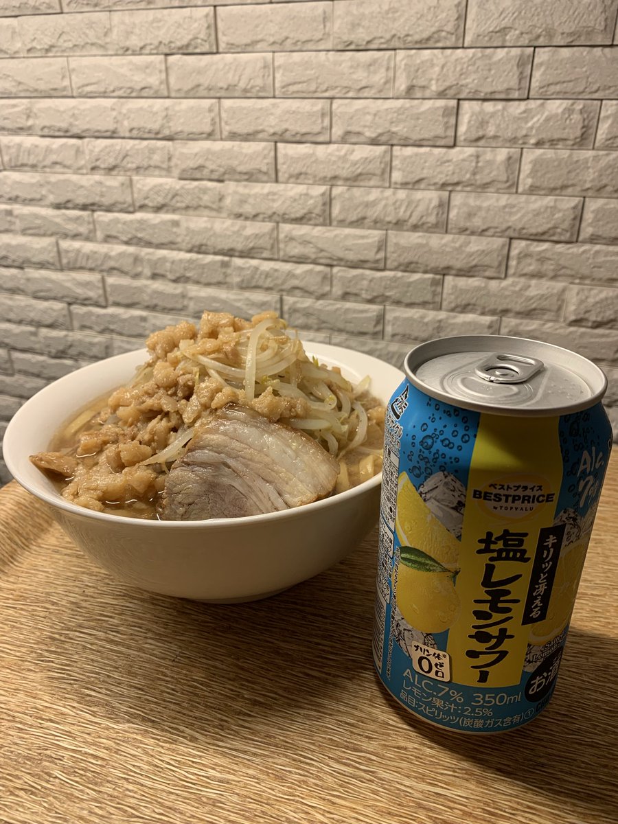flaph_silas's tweet photo. 今日のアテ🍻
豚ラーメン

たまには冷凍ラーメン🍜
ジャックポットを意識して野菜をラードで炒める🧑‍🍳 自家製背脂を纏うと旨さが⤴️
スープはカエシ弱目でヤワゴワ麺は冷凍なので御愛嬌🙏

#おうちごはん
#背徳の一杯
#キンレイ https://t.co/NJuuY8QGoa