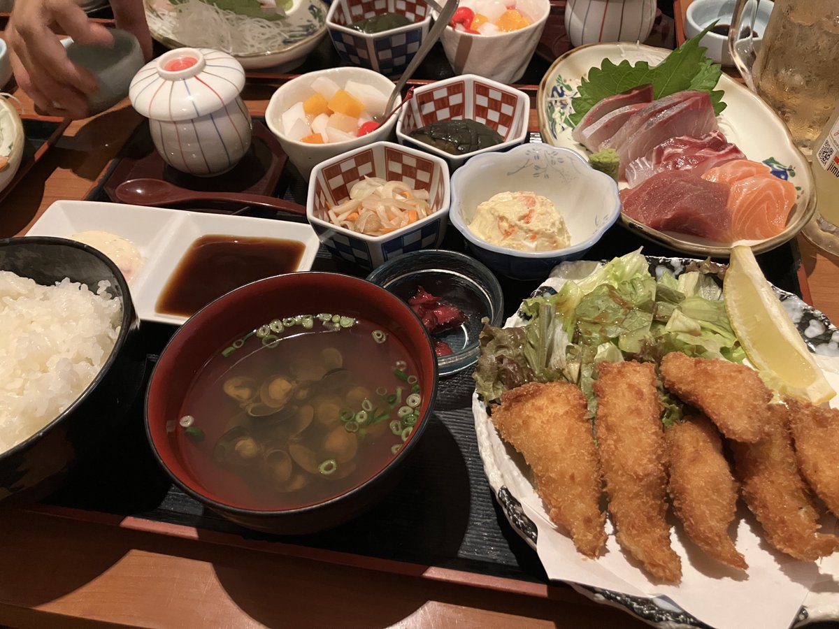 abu0705's tweet photo. 「ふぐフライ定食1800円です！」
「なるほど、まぁふぐだしな　そんなもんか」

〜着丼〜
「ふぐフライたっぷり6つとごはんにしじみ汁、茶碗蒸し、茄子の煮浸しと南蛮漬け、ついでに刺身も山盛りつけときました！デザートはフルーツポンチ！あ、ご飯おかわり自由です！」
「加減って知ってる？？？」 https://t.co/hdcxpczgD1