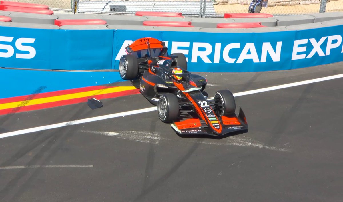 TearOffFR's tweet photo. 🟡 SAFETY CAR 🟡

Nicolás Varrone est arrêté en piste après avoir été percuté par Kush Maini !

#F2 #SpanishGP
