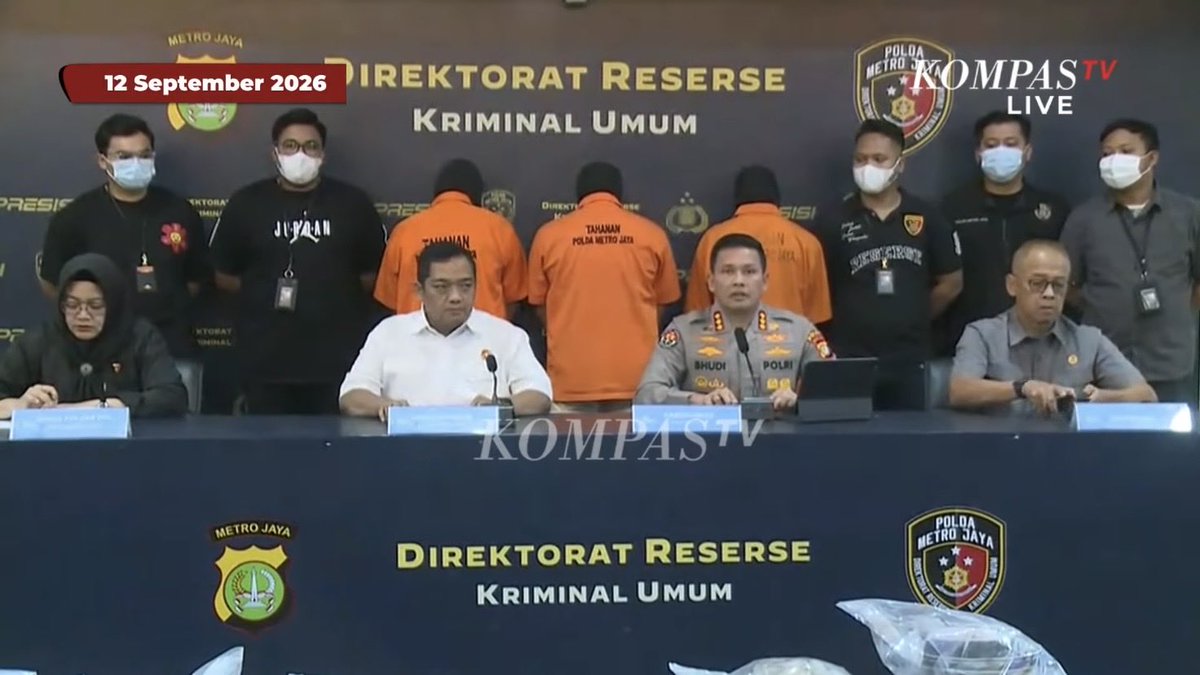 txtdrimedia's tweet photo. polisi tangkap 3 orang pengeroyok pak bambang (penjual cermin), bukan anggota ormas

nih kalian nilai sendiri aja keterangan dari polda metro jaya

𖥔 ketiga pelaku ga sengaja melintas dari TKP
𖥔 kebetulan para pelaku mencari nafkah di sekitar area TKP
𖥔 krn lagi terjadi kerusuhan, para pelaku join. ikut melakukan kerusuhan
𖥔 polisi memastikan para pelaku tidak terafiliasi dgn ormas/instanti tertentu

PERCAYA GA KALIAN?