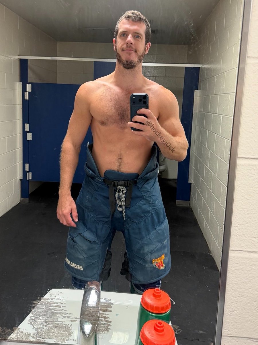 hockeyj0ck's tweet photo. Pumped to be back on the ice! https://t.co/CAo4M0TAur