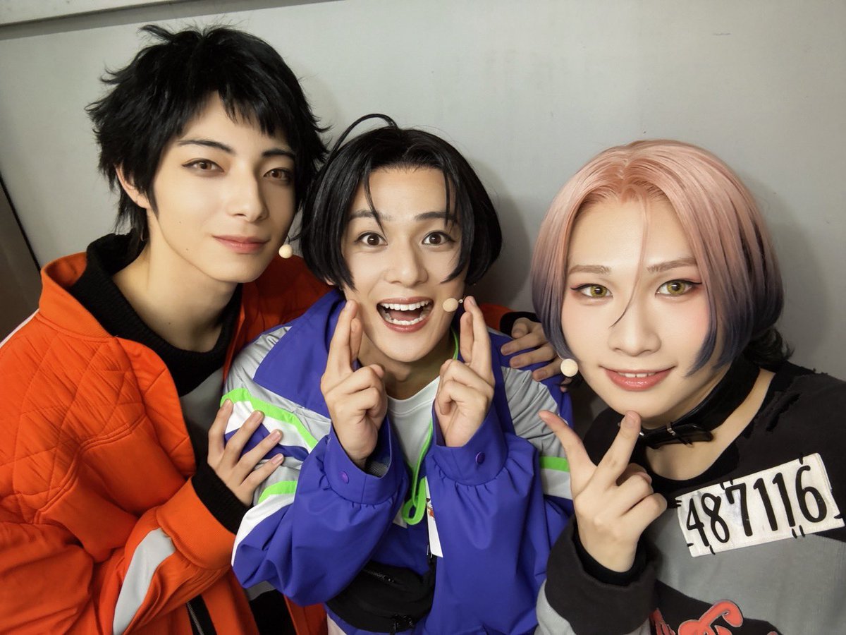 Makoto080105's tweet photo. 潜さん！！！
千弥くんと太緒くん！！！

会場そして配信でご覧の皆様もありがとうございました😊
明日は、大千秋楽！
最後までたくさんおもてなしします！
#おもステ https://t.co/xmB5imEhM5
