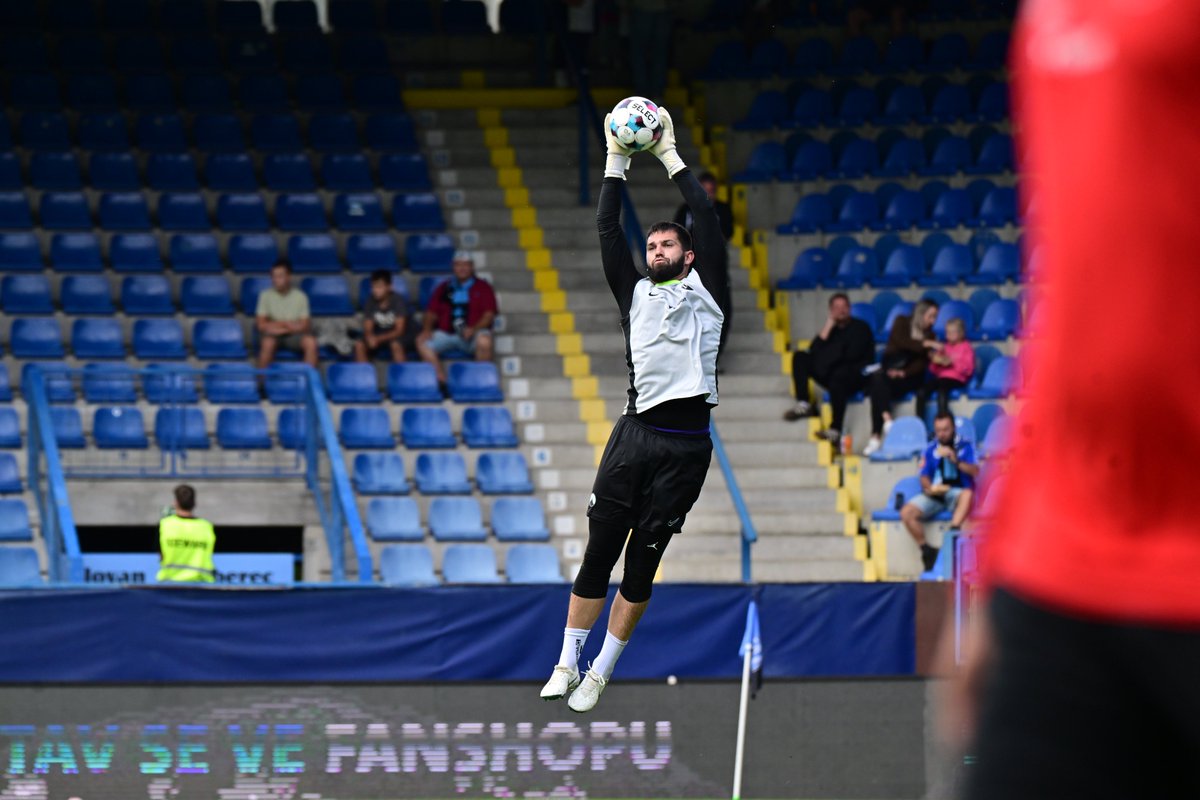 FCSlovanLiberec's tweet photo. Rozcvička už je za námi. Boj o vrchol odstartuje za pár minut. #LIBMBL https://t.co/hmV29Z6iVI