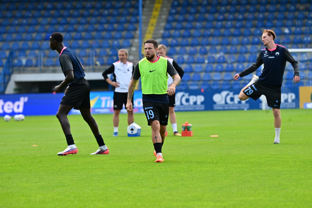 FCSlovanLiberec's tweet photo. Rozcvička už je za námi. Boj o vrchol odstartuje za pár minut. #LIBMBL https://t.co/hmV29Z6iVI