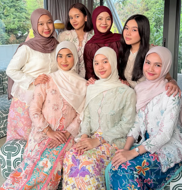 themagntameadow's tweet photo. 𝜗𝜚 ࣪˖ KEBAYA + HAIR CLAW COMBO 𐙚

—a thread https://t.co/0r55VhaDaW