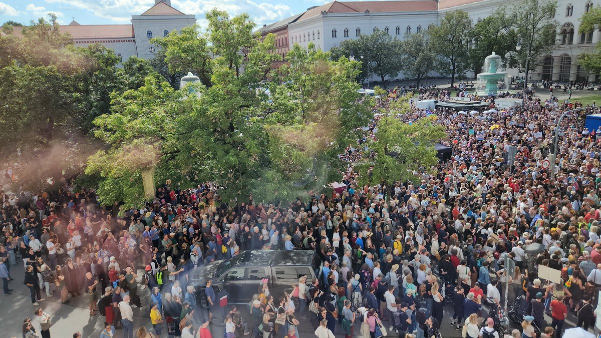 Muenchen1968's tweet photo. Wow, ganz schön was los heute Nachmittag auf der Münchner #Prüf-Demo: Mehrere tausend Menschen sind gerade auf dem Professor-Huber-Platz vor der LMU zusammengekommen, um den Bundesrat dazu aufzufordern, ein AfD-Verbotsverfahren beim Bundesverfassungsgericht zu beantragen. https://t.co/TBGCD3AtrP