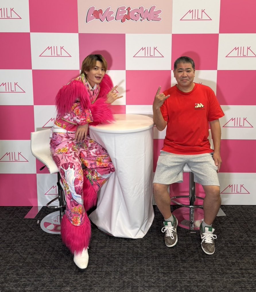 woodbell1's tweet photo. オッさんと佐野くん🩷

推し活初心者で、理解できてなかった。
説明ちゃんと読まない私が悪い😇
当選したのに購入者がオッさん名義で😇
もう、当選しないから行ってと数時間お願いしてもダメで、一生のお願いを発動して行ってもらった❣️
女の子ばっかでやばい中、佐野くんもドン引きだよね😇
ありがとー🩷

#MILK 
#佐野勇人