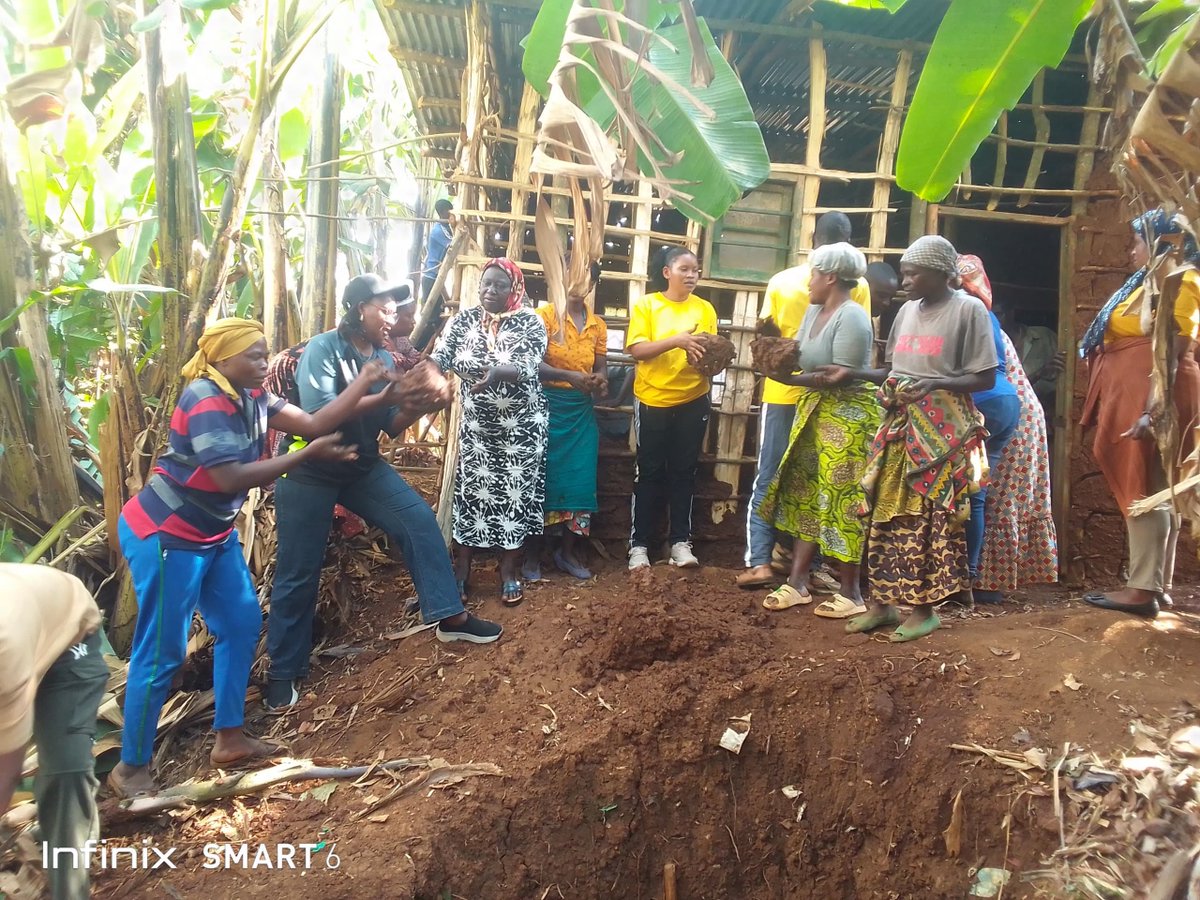 RusiziDistrict's tweet photo. None hakozwe #umuganda wa #Mutimawurugo. Ku rwago rw'akarere visi meya @FrancineKalisa yawuyoboye muri @Gihundwee mu kagari ka #Kagara umudugudu wa #Rubenga ya 1,hubakirwa utishoboye. Nyuma y'umuganda abaturage bahawe ubutumwa bubashishikariza kwitabira gahunda za leta. https://t.co/iRQZdJrJsq