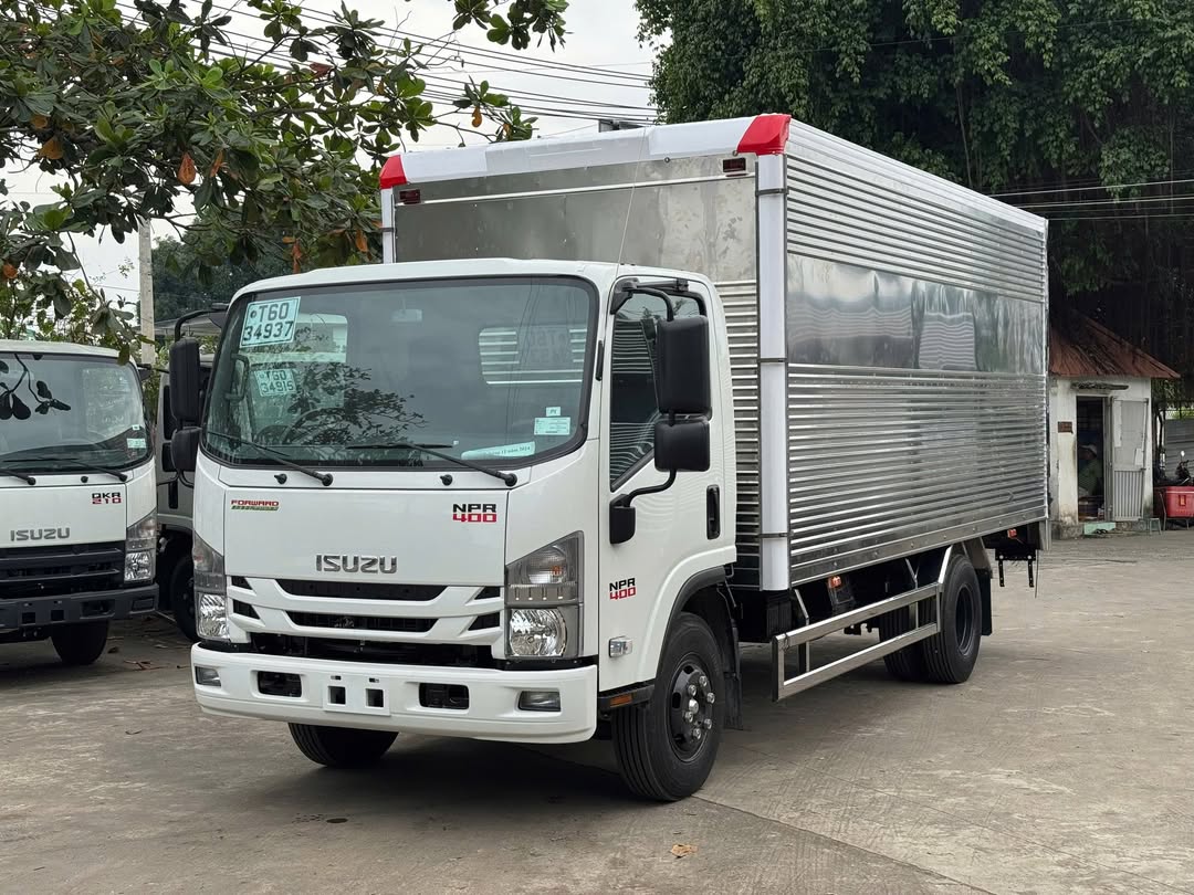Macck_Gore's tweet photo. Isuzu NPR400 thùng kín giúp hàng hóa luôn sạch, khô, nguyên vẹn trên mọi hành trình. Thùng chắc chắn, máy bền, vận hành ổn định, tiết kiệm chi phí. Phù hợp chở thực phẩm khô, điện tử, mỹ phẩm, linh kiện. https://t.co/9FxfeCWIo6