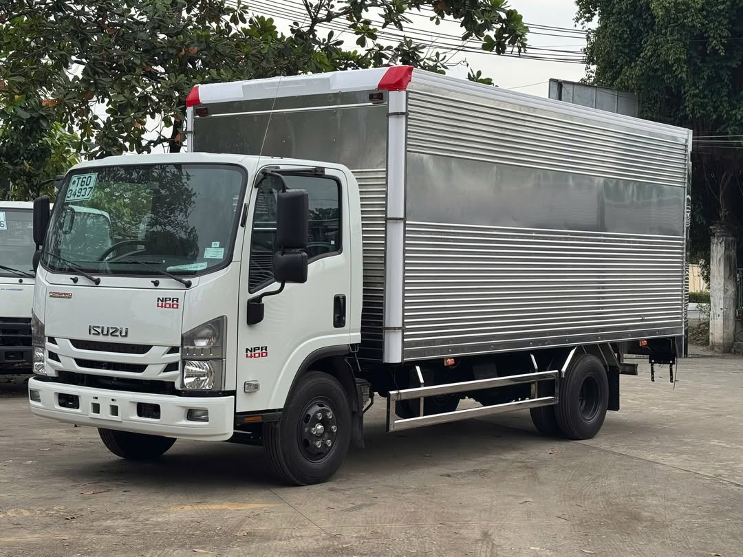 Macck_Gore's tweet photo. Isuzu NPR400 thùng kín giúp hàng hóa luôn sạch, khô, nguyên vẹn trên mọi hành trình. Thùng chắc chắn, máy bền, vận hành ổn định, tiết kiệm chi phí. Phù hợp chở thực phẩm khô, điện tử, mỹ phẩm, linh kiện. https://t.co/9FxfeCWIo6