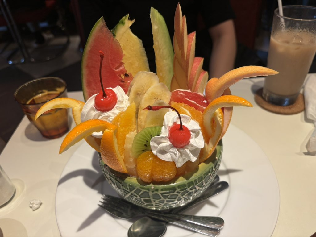 ypspbv's tweet photo. もっちーと蒲田の有名喫茶店でドデカパフェ🍮🍒

久しぶりに会えて嬉しかった🦫 https://t.co/oBFhTQn5Mi