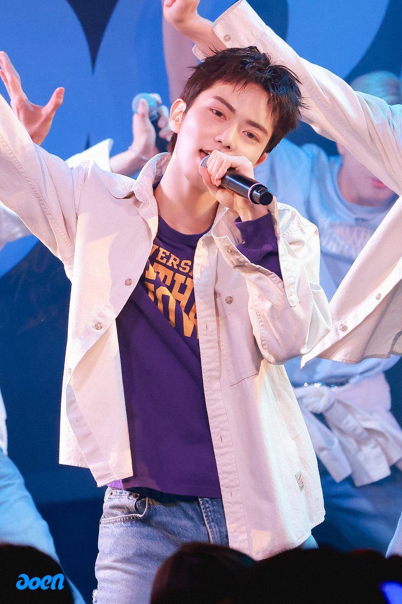 aoen_official's tweet photo. aoen LIVE TOUR 2026 ～青のはじまり 47+1～ 青森公演 Behind Photo

#aoen #アオエン
#礼央 #REO
#aoen_青のはじまり https://t.co/WeYYLFqGvE