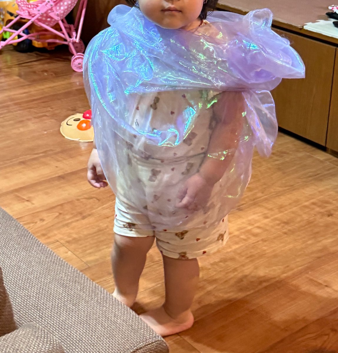 enanogohan's tweet photo. 上の子にアルカナシャドウの衣装を作って着させてたら、下の子が｢みしゅてぃっくぅ〜😭😭😭｣と自分の衣装もあるのかと探し無いことに気がつき泣き始めたので、余った布を巻いてあげたら、それはもうたいそう満足気にしてた

これが私たちのアンサーでした https://t.co/paqP6FDkAg