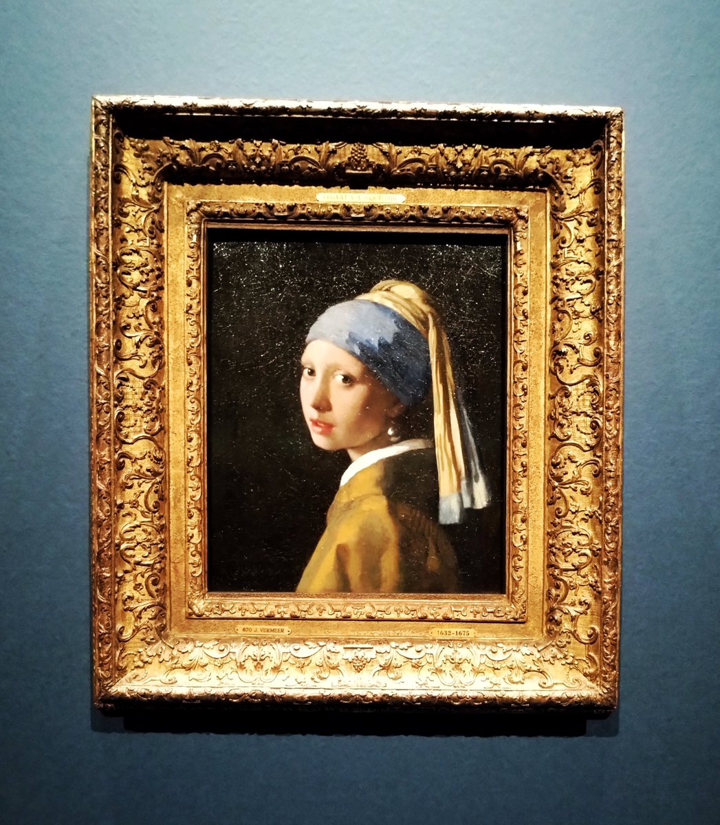 punnkuma's tweet photo. フェルメール展
思ったよりもスムーズだったが、真珠の耳飾りの少女の部屋に入り絵に辿りつくまで1時間弱。その間は少女をガン見できるので苦にならず。絵の正面に行くと写真1枚撮る時間しか与えられず、対面は約30秒。実物を見た感動は大きいが、美術鑑賞というより写真撮影会という状況に少しモヤる https://t.co/DKyhvTpbtB
