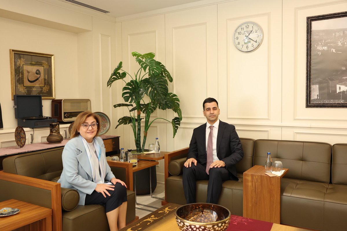 dsdb_yasinaydin's tweet photo. Saha Ziyaretleri 2
Gaziantep’te önemli temaslarımız oldu. Büyükşehir Belediye Başkanımız Fatma Şahin ve Cumhuriyet Başsavcımız İsmail Karataş’ı ziyaret ederek yürüttüğümüz çalışmalar, projeler, kurumlar arası iş birliği ve denetimli serbestlik hizmetlerinin daha da güçlendirilmesine yönelik değerlendirmelerde bulunduk.