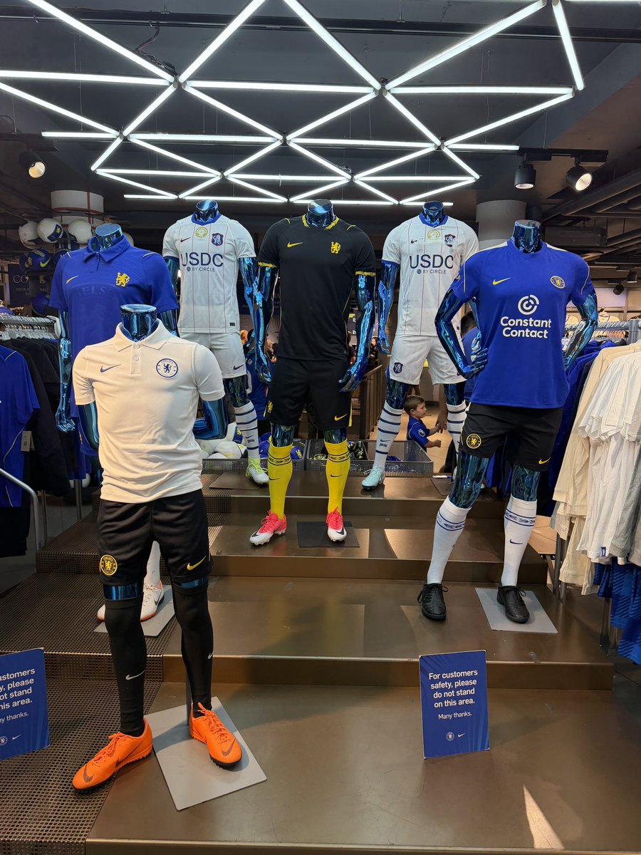 ralpha060461's tweet photo. Pays your money take your choice
#Megastore line-up https://t.co/LCuAYeTj37