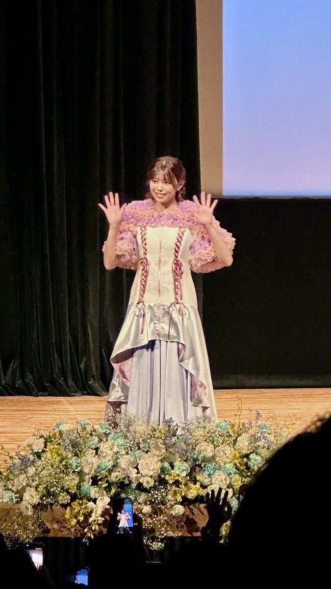 46overture's tweet photo. 「おかえり」のメッセージに「ただいま」って言ってくれた✨
滋賀県外の人だらけの会場の中、「真のおかえり」を言えるのは滋賀県民だけなので 笑
笑いあり、少しの涙ありの最高のイベントでした！地元であんな近くで唯衣ちゃん見れるとは🤣

#武元唯衣RESTART2026
#武元唯衣
#草津クレアホール
#滋賀 https://t.co/yqIlUNlrny