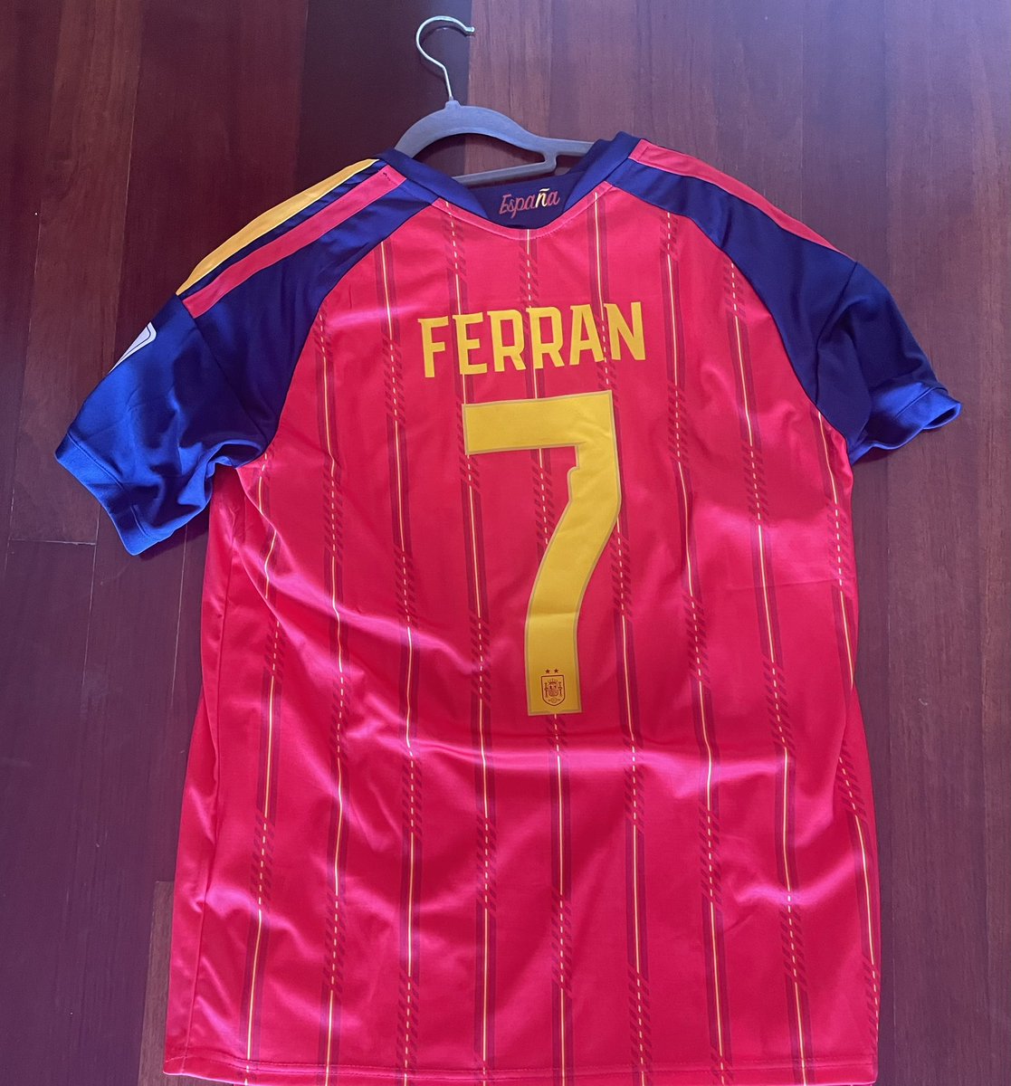 gxldefalete's tweet photo. Mis amigos de @_kitsdo_7777 me mandaron estas camisetas hace unas semanas y no puedo estar mas contento.

Si queréis conseguir camisetas como estas a un buen precio no dudeis en seguirles y pasaros por su web: 
https://t.co/AgAPB0yHu1 https://t.co/t81vR5OhWP