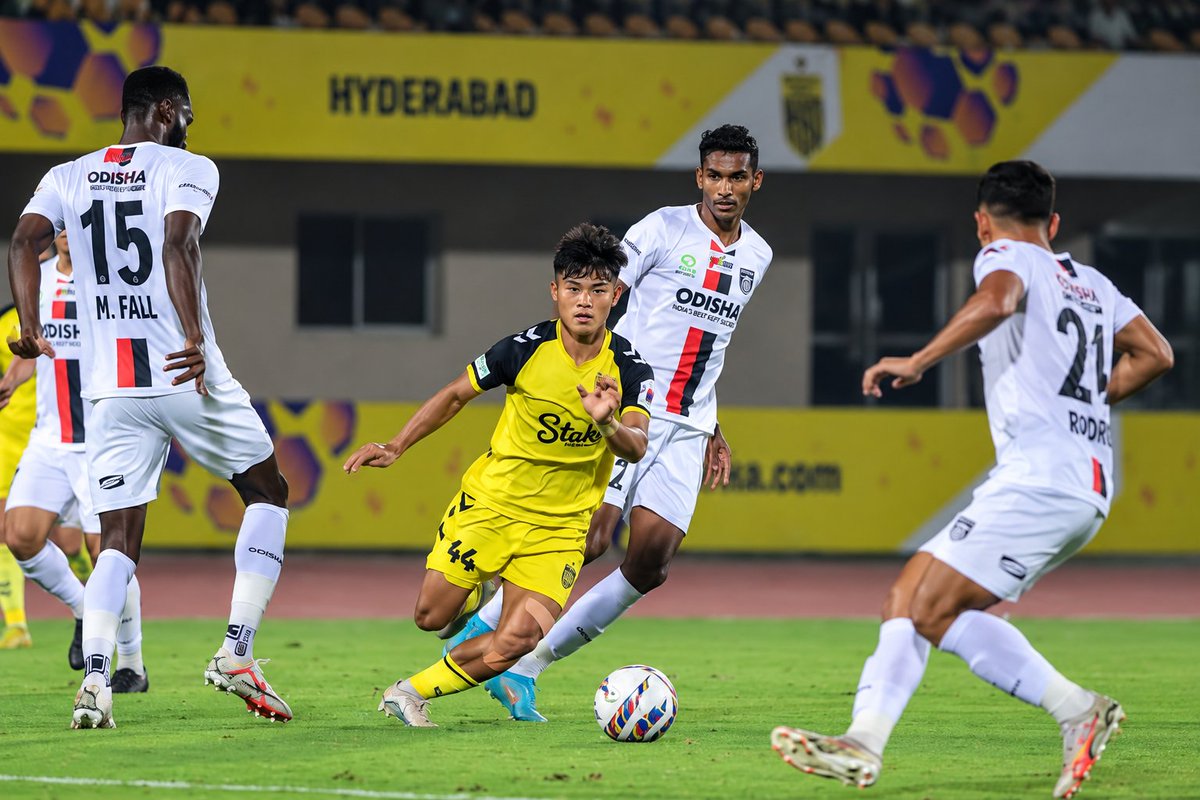 Tactixx__'s tweet photo. 🚨 Kerala Blasters Update 🟡

Ramhlunchhunga has agreed terms with Kerala Blasters and is expected to complete formalities soon.
They have agreed terms with other Indian players, including Sanan and Amrinder. Announcements will follow once the investor deal is completed.
#KBFC https://t.co/92NEGfu1gH