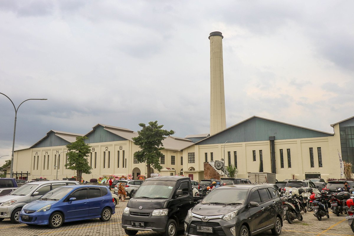 abulmuzaffar10's tweet photo. Sayang sekali ya..
9 haji dan juga 9 naga mayoritasnya main di industri ekstraktif.. kek tambang dan sawit. 

Ada juga yang main di industri manufaktur, tapi di consumer goods, dan ga banyak.

Walhasil, bisnis mereka gagal membuka lapangan kerja yang massif dan besar seperti Jepang dan Korea.

Karena lagi-lagi, tambang-sawit tidak bisa membuka lapangan kerja semassif manufaktur. 

Seperti misal, tekstil, elektronik, otomotif dll.. itu menyerap tenaga kerja secara besar..bisa jutaan lapangan kerja tercipta..

Contoh: 

Manufaktur padat karya: 1 pabrik bisa menyerap sekitar 1.000–5.000+ pekerja per lokasi.

Tambang & sawit: Perusahaan tambang/sawit dengan luas ratusan ha, bisa jadi cuman merekrut 100-500 pekerja. 

Belum lagi, efeknya ke UMKM sangat besar..misal nih rumah makan dan jasa laundry untuk pekerja pabrik. 

Itu bakal kebantu banget karena dapat orderan dari pabrik sekitarnya. 

FOTO: WIKIMEDIA (Pinerineks)