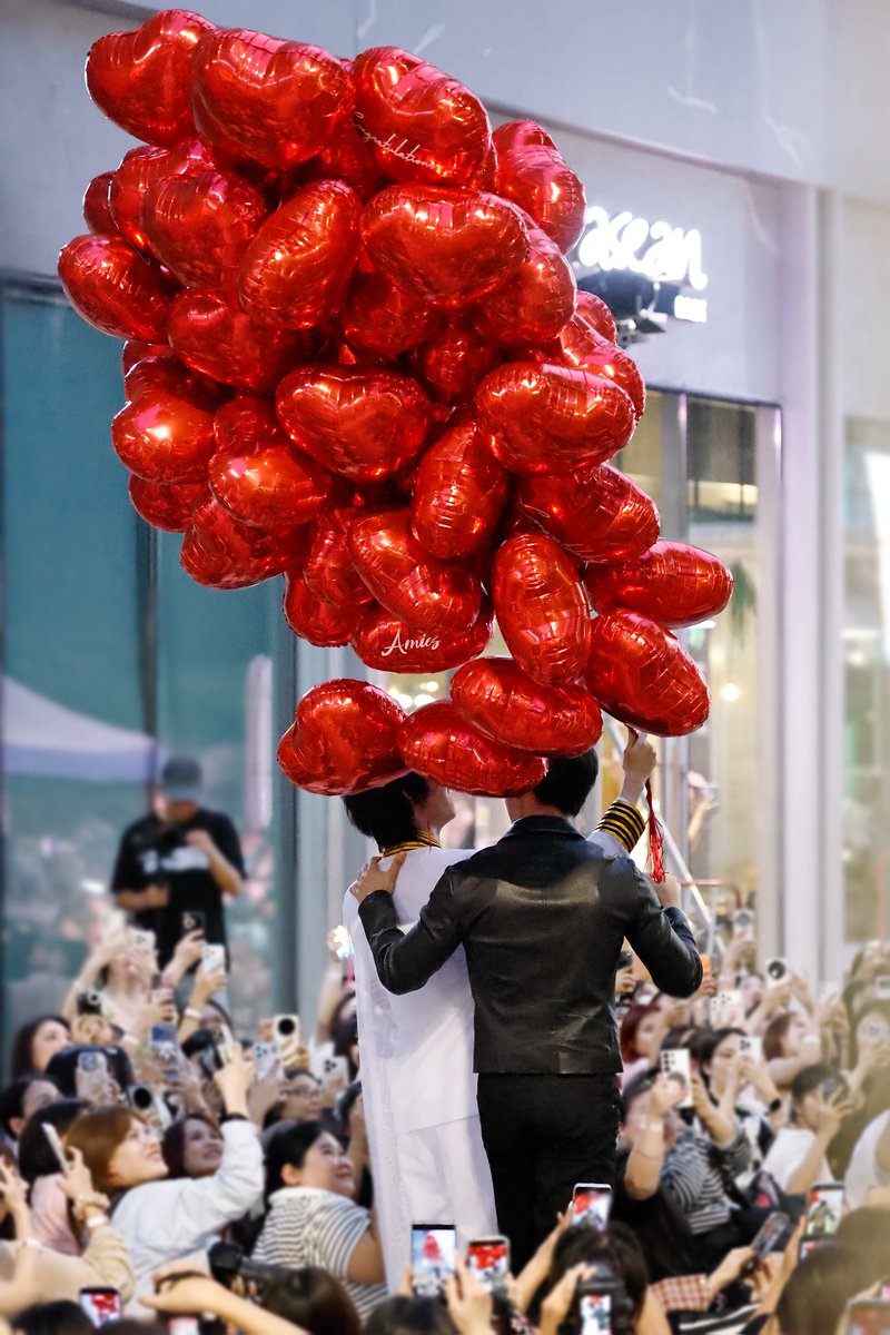 Amies_fan's tweet photo. He came to see his baby❤️🎈💐

POOH GRADUATION CELEBRATION

#ppoohkt #pavelphoom
 #poohpavel 
@ppoohkt @pavelphoom 
#PoohGraduation2026 https://t.co/pPgo7EC31R