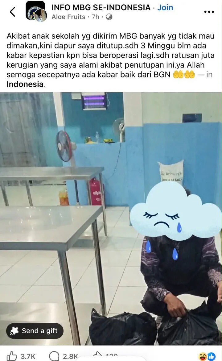 sibambaang's tweet photo. Ternyata cara sederhana kalau mau MBG cepat tutup adalah jangan makan MBG di sekolah.

Pemilik dapur MBG curhat, dapurnya sudah 3 Minggu ditutup gara-gara MBG dari dapurnya banyak tidak dimakan oleh siswa di sekolah. https://t.co/AD7iS1BNKR