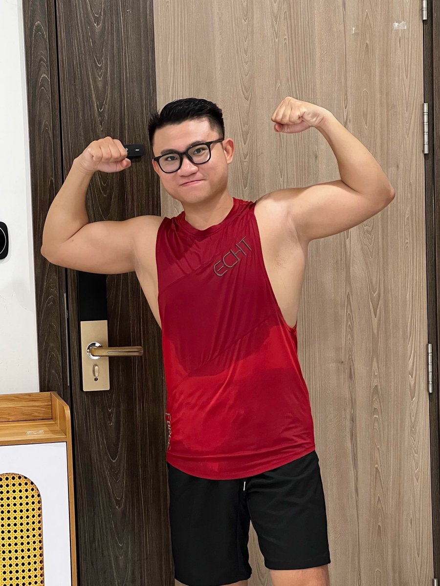 ahamoment68's tweet photo. Tại sao thích ngửi nách ngưởi yêu?
Vì mùi ở vùng nách tập trung khá nhiều pheromone, nó có dạng mùi đặc trưng thường ở người nam sẽ rõ hơn mùi này.
Vì vậy mà các bạn nữ thường đánh giá đây có phải là Ý TRUNG NHÂN của mình qua mùi hương của bạn nam không.
Nếu mùi cảm giác dễ chịu thì trực giác người nữ sẽ linh cảm đây là người bạn đồng hành an toàn.
Còn mùi hăng khó chịu, thì linh cảm của bạn nữ sẽ mách bảo có điềm báo cho thấy người đàn ông này có thể đã qhtd nhiều hoặc có hành vi không ổn.