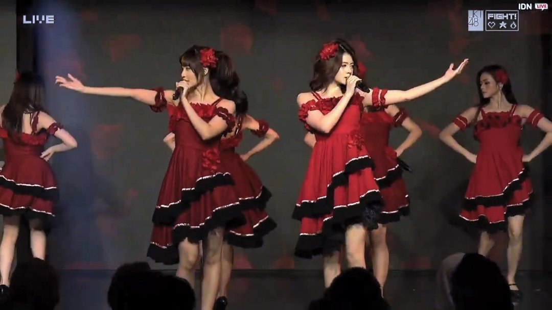 ASWK___'s tweet photo. 🍅: Umur 4 tahun itu gak punya KTP kristii, kalo 18 tahun itu bisa melakukan aaapa aja💃🏻
🐟: Tapi kan umur 18 banyak beban hidup...
@A_MutheJKT48 @A_ChristyJKT48 https://t.co/AufWqsGuyF