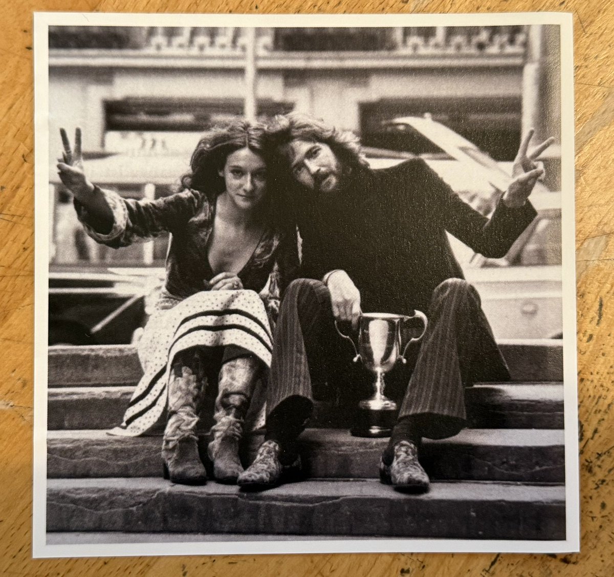 claptmania's tweet photo. #Eric_Clapton
Derek and the Dominos
“Love Affair”
Rec Data:
Memorial Auditorium Sacramento, California (United States)
17-Nov-1970
Alice Ormsby-Gore with Eric Clapton
僕はパティよりこの人の方が良いのですが...
そうすると名曲「レイラ」は生まれんかった訳で、なんだかなぁ〜。😅 https://t.co/wIXRGN1lGb