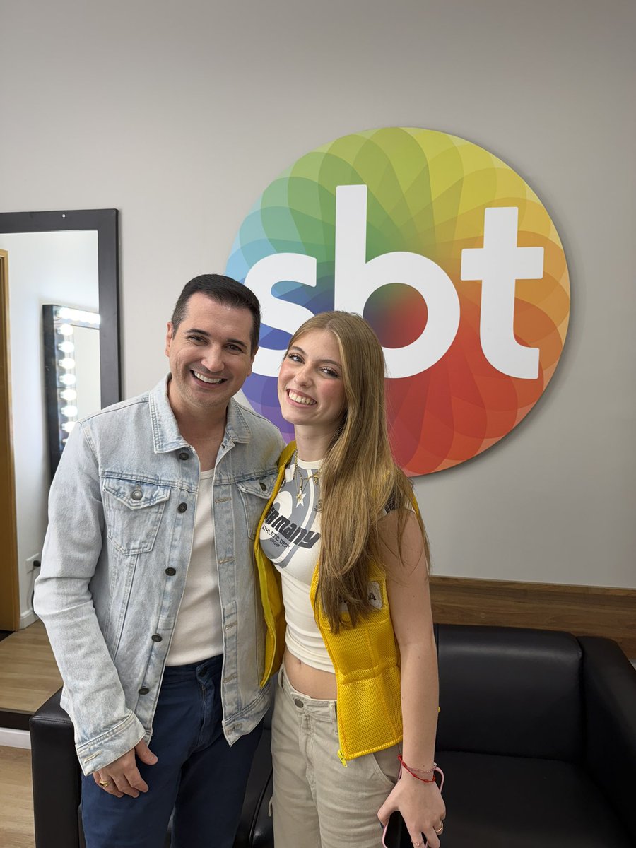 rodrigoceribeli's tweet photo. Bastidores do “Passa ou Repassa” com a atriz Lorena Queiroz que fez a “Dulce Maria” de Carinha de Anjo do SBT. 
#lorenaqueiroz #passaourepassa #DomingoLegal https://t.co/SIfWfm1kn1