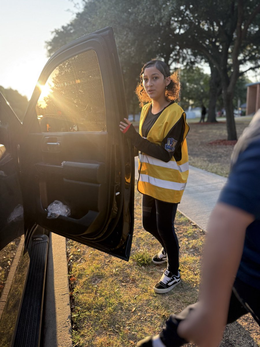 adricamposlow's tweet photo. Kudos to our 6th grade morning crew! We appreciate your help with the arrival process at Foster! @fosterdisd https://t.co/kqTzVLCyWv