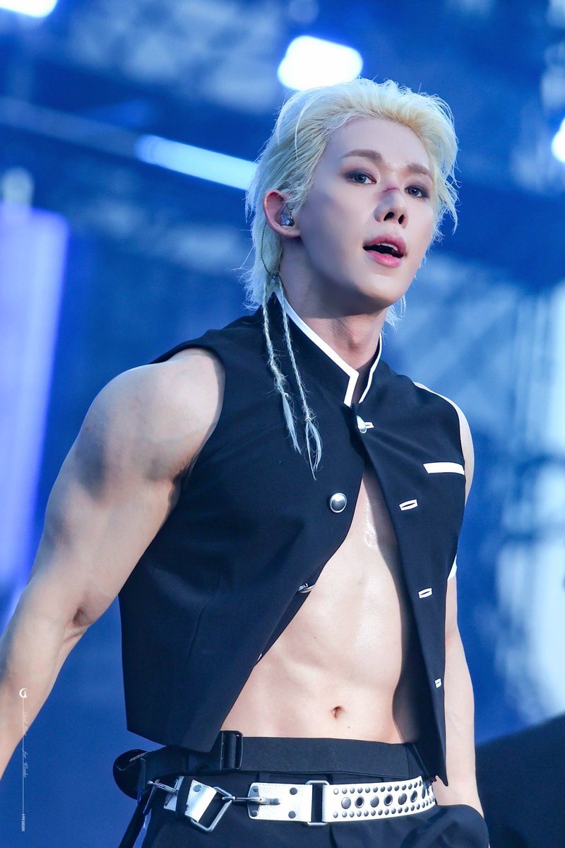cool_mint0's tweet photo. 260912 가오슝 워터밤

만화에서 나온 캐릭터 같아...

#원호 #WONHO #ウォノ https://t.co/9TWIjl0OpM
