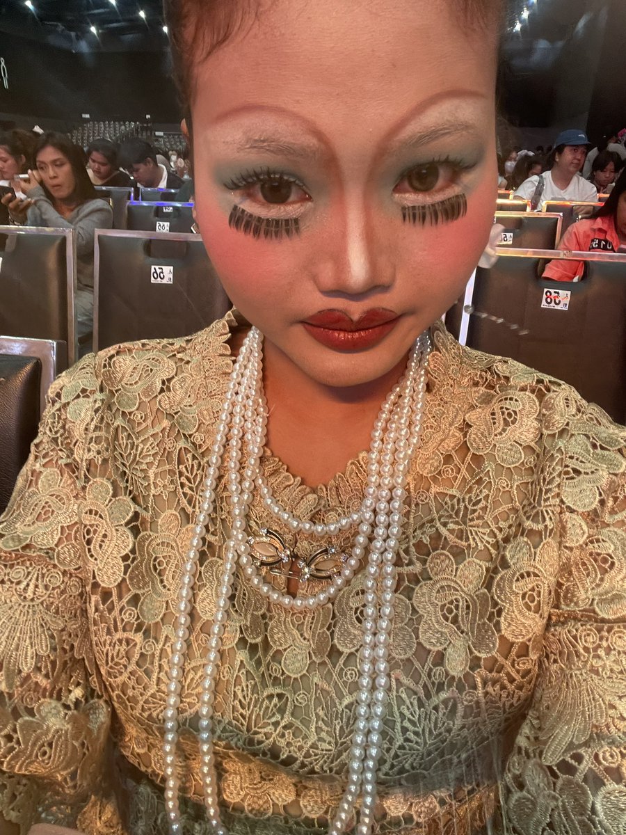 Plaaaaaaa4's tweet photo. จังหวะเงียบชั้นกระพือขนตาให้หยิ่นด้วยซ้ำำำ5455555 กุกล้ามาก พอสบตาพี่วอร์ขั้นอึ้งไปแล้วไม่รอพี่วอร์ตอบด้วย

MUNGKORN LOVES THEARTHA
#งานแต่งที่รักสารวัตรเธียร์ https://t.co/aLB02rhhs9