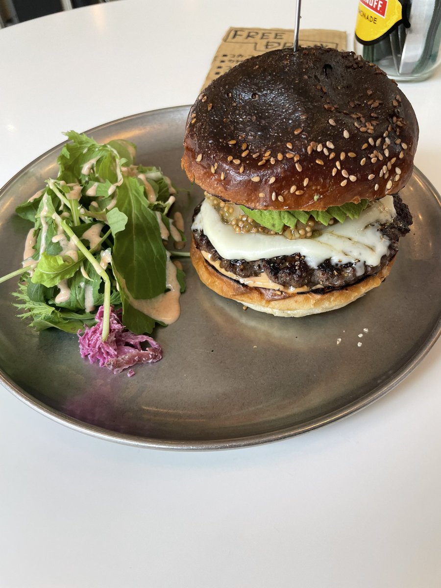 Tomi_Darkside's tweet photo. 山本珠羽 弾き語りショートワンマン
おともだちのお店で少しうたわせてもらうよ！
BAKE STUDIO EMBER 

ラストソング
告白
どうでもいい
成長
はんぶんこ
ひとりぐらし

朝から雨が降ってた松山、弾き語りが始まって晴れ間がさしてきてた。

行きたかったEMBERにこんなカタチで来れることが出来て嬉しかった。
お土産ドーナツもイベント後に食べたハンバーガーも噂通りめっちゃんこ美味しかった‼︎
松山来たら絶対行く‼︎🍔

PRAY FOR MEとUNFAIRのツーマンも待ってる‼︎