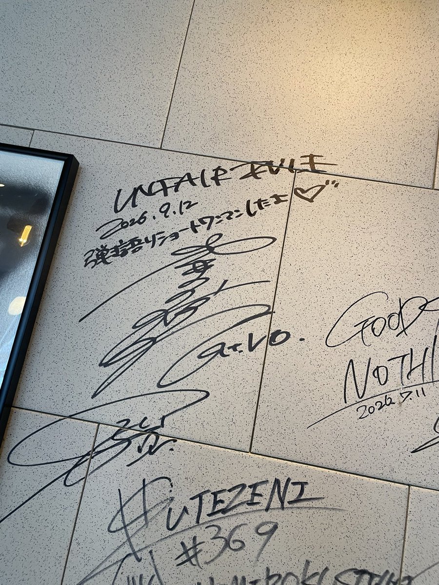 Tomi_Darkside's tweet photo. 山本珠羽 弾き語りショートワンマン
おともだちのお店で少しうたわせてもらうよ！
BAKE STUDIO EMBER 

ラストソング
告白
どうでもいい
成長
はんぶんこ
ひとりぐらし

朝から雨が降ってた松山、弾き語りが始まって晴れ間がさしてきてた。

行きたかったEMBERにこんなカタチで来れることが出来て嬉しかった。
お土産ドーナツもイベント後に食べたハンバーガーも噂通りめっちゃんこ美味しかった‼︎
松山来たら絶対行く‼︎🍔

PRAY FOR MEとUNFAIRのツーマンも待ってる‼︎