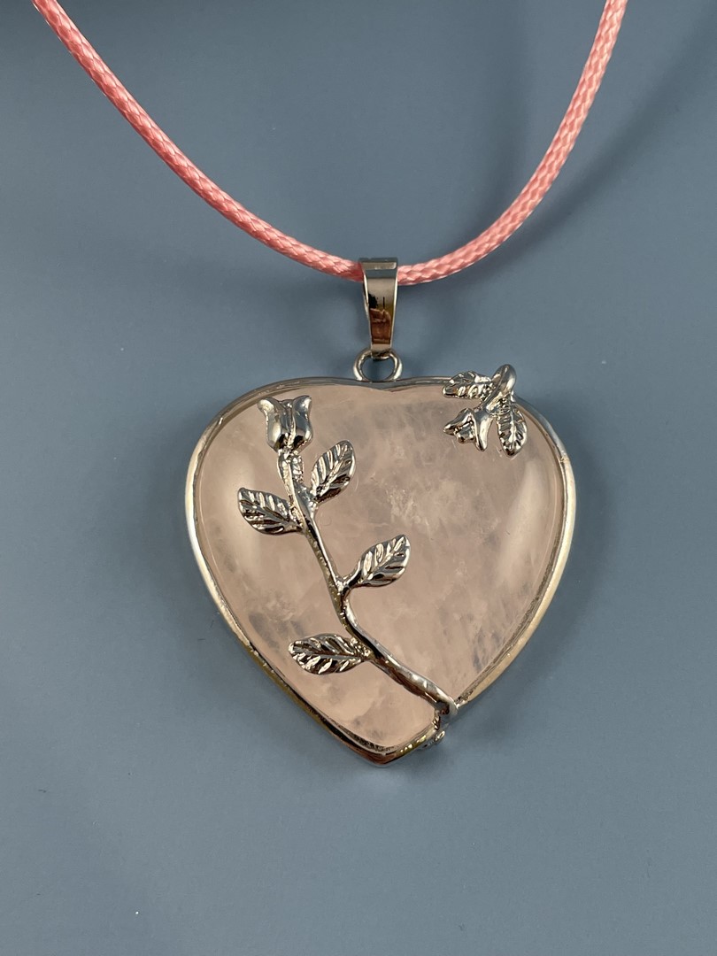 Lespritmineral's tweet photo. 💜 Vous l’aviez peut-être repéré lors de notre jeu concours…

Pas gagné ? Vous pouvez quand même craquer ! 😊

Ce pendentif cœur existe en améthyste, quartz rose et aventurine verte.

📍 Disponible en boutique et sur https://t.co/Hyc5jkq5ft

#PierreNaturelle #Pendentif https://t.co/dMO7lKHqOd