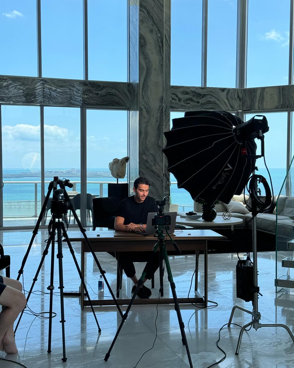 Lukealexxander's tweet photo. 12 months ago, I shut down a business doing $100k/month to go all in on Kendo.

Today, Kendo is at $1M ARR.

- Bootstrapped.
- $0 raised.
- No massive team.

And we’re competing with companies worth $100M+ (and winning).

Here are the 5 decisions that got us here: https://t.co/4oLNaOnr47