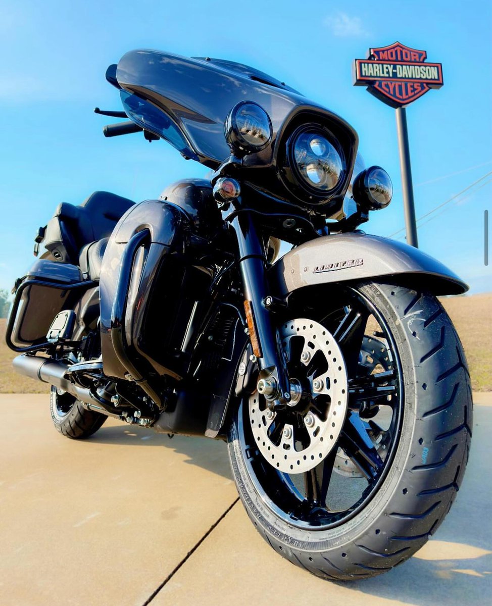 Giovanna1874111's tweet photo. Happy weekend ride! This Harley Limited looks amazing.
Sunshine, the open road, freedom... this is how a Saturday should be spent! #HarleyDavidson #Motorcycle #WeekendRide #Limited https://t.co/t3Qkx3XHNa