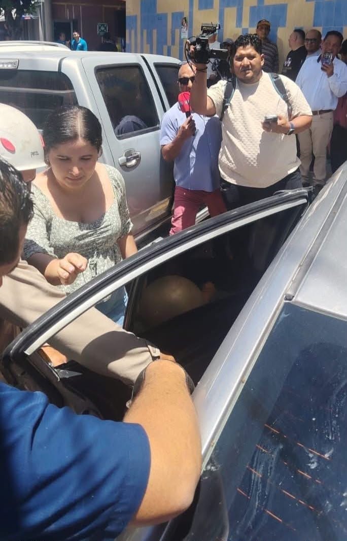AlsaciasT's tweet photo. INDIGNACIÓN: Una madre dejó a su hija de 2 años encerrada en un carro en el barrio Guamilito de SPS. Ante su negativa de romper el vidrio para no dañar el auto, Bomberos actuaron por cuenta propia y rescataron a la menor. La mujer huyó sin dejar que la revisaran. de los Bomberos. https://t.co/uT8PAJm1Sy