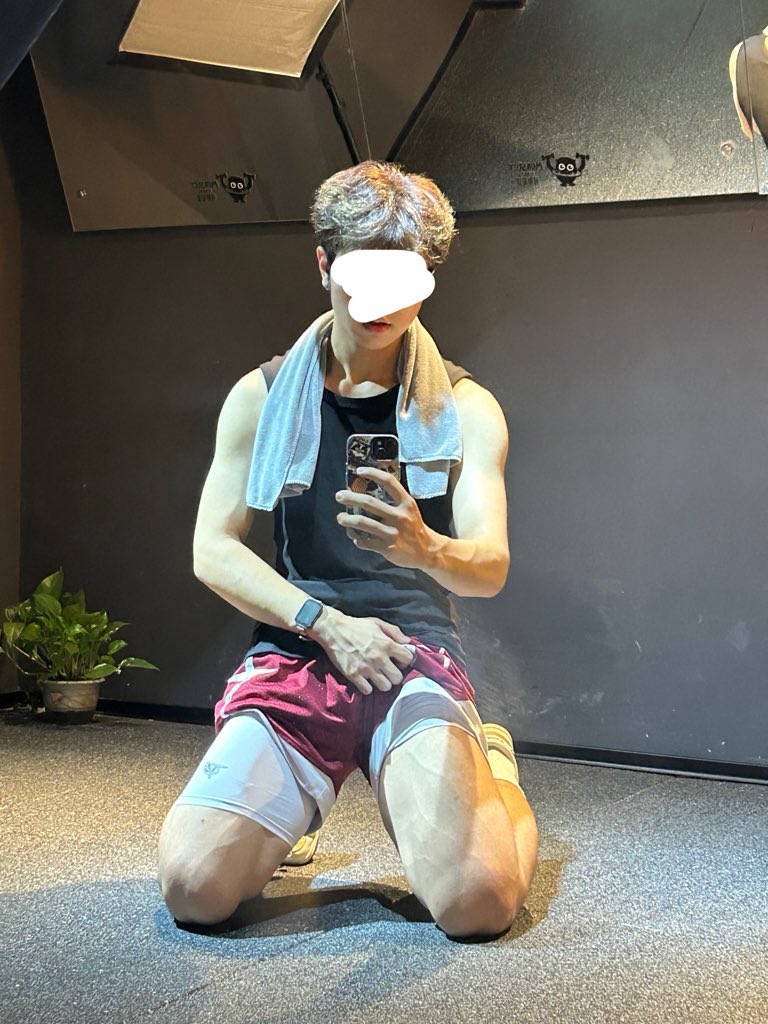 Ccglkx's tweet photo. 有没有1m小狗来让我踩踩
#男高 #男大 #0s  #1m #白袜 https://t.co/24F5rHOEyO