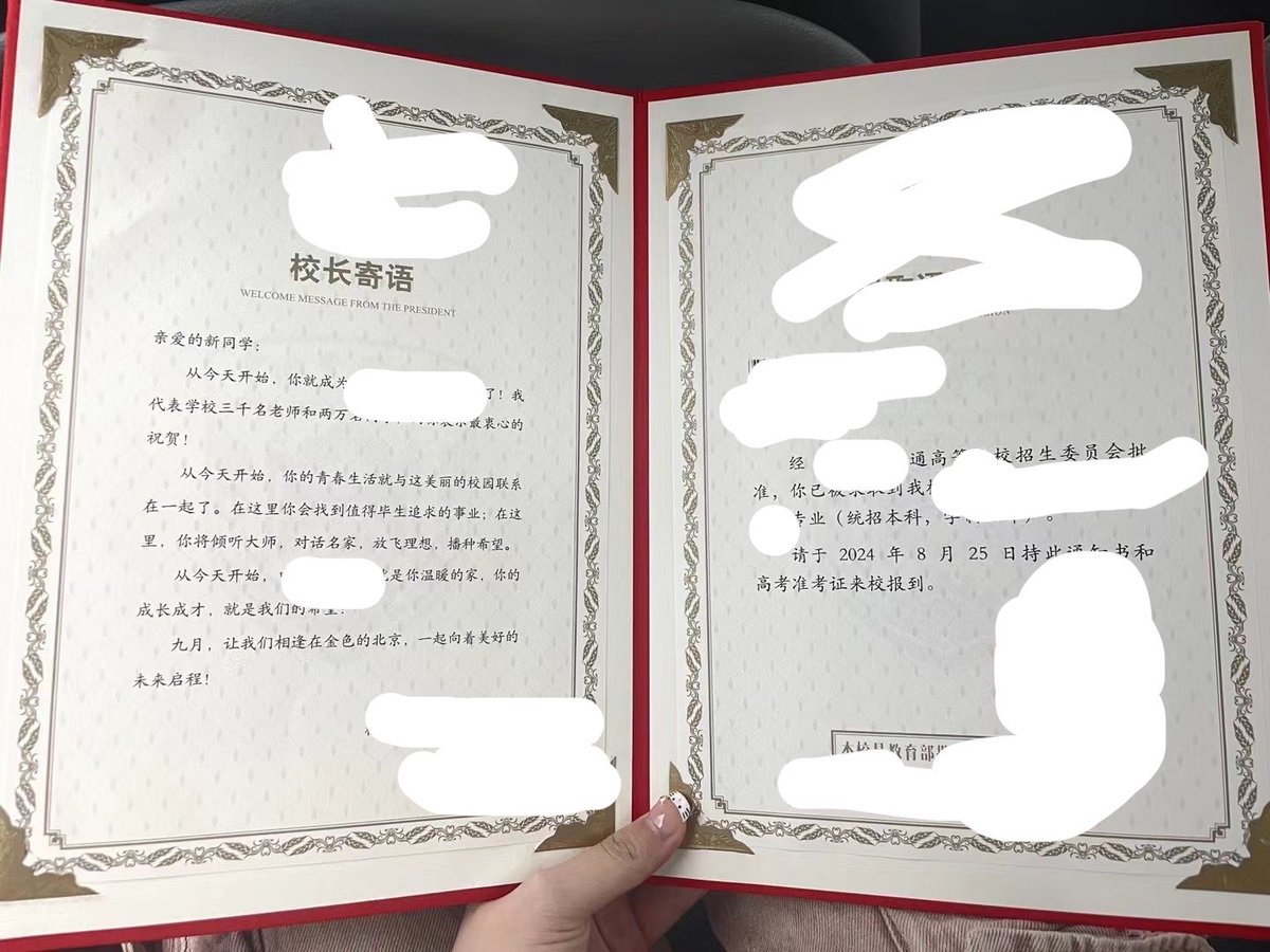 hengjijiheng's tweet photo. 原来我参加军训已经是两年前的事了，还记得拿录取通知书那天跟很多同学合影来着，没想到时间过得这么快 https://t.co/2uDRs9l8dD