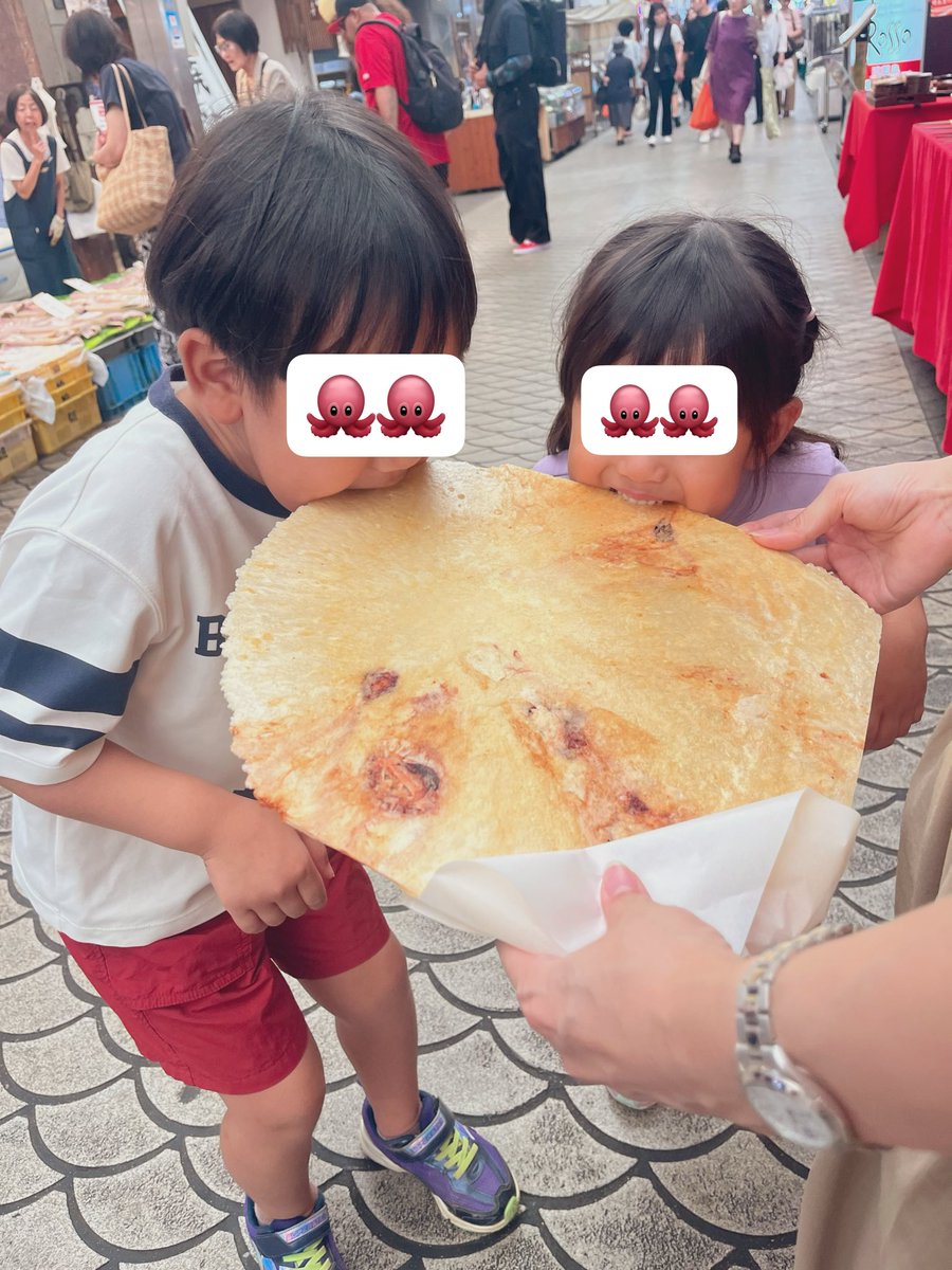 mocha0143's tweet photo. 本場の明石焼き食べてきた。お出汁がきいてておいしい。商店街で大きなタコせんべい食べて子どもたちと公園へ。楽しい小旅行の日 https://t.co/lcoMyDQKRY