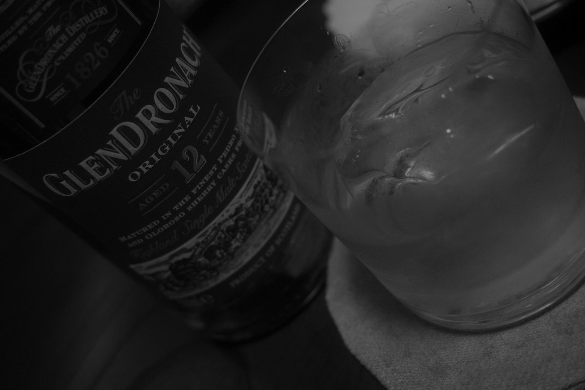ayesha_tor's tweet photo. 嫁が酒解禁
最初の一杯はグレンドロナックって決めてた
付き合い始めて間もない頃、一緒に行ったバーで飲んだ思い出のウイスキー🥃 https://t.co/dug2I0PucR