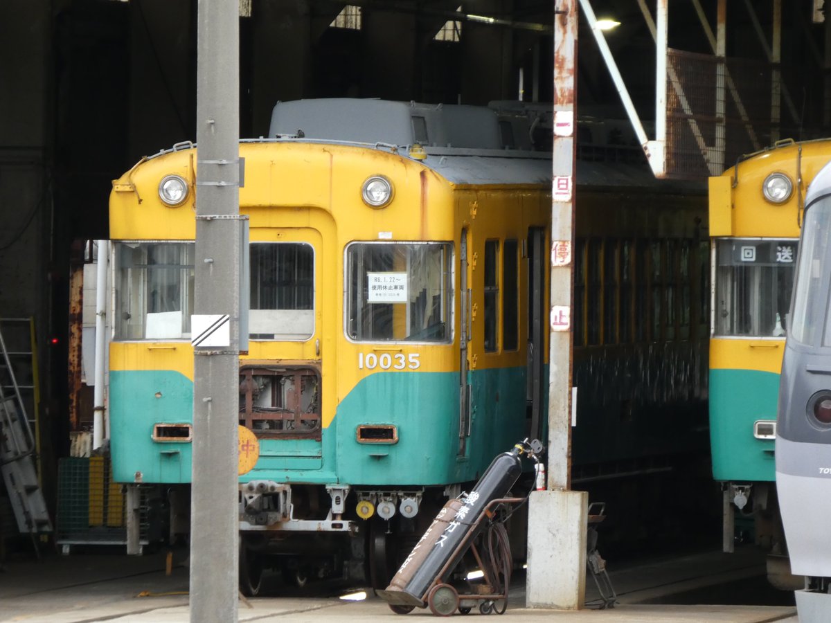 gifuchoen's tweet photo. 2026/09/12　10035F　部品撤去

10035Fですが、前尾灯や鳩マーク、スノープラウなどの各部品が撤去されているのを確認しました。
廃車準備と思われます。近々廃車陸送があるのでしょうか…。 https://t.co/U76mPMEKy9